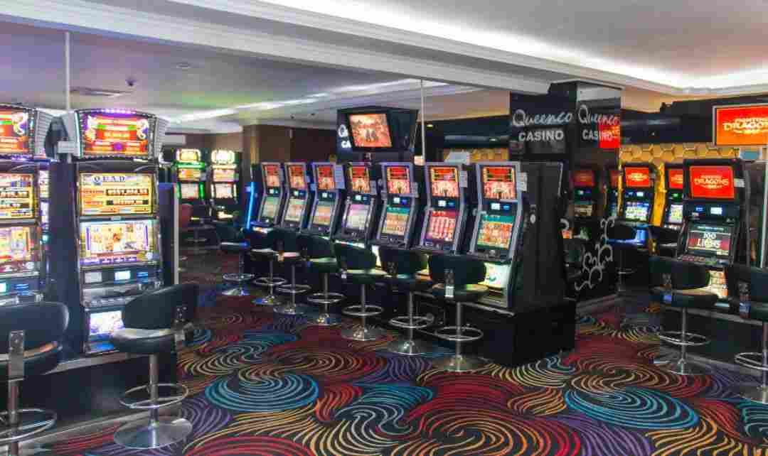 Tại Casino Queenco, máy đánh bạc chính trò game phổ biến nhất